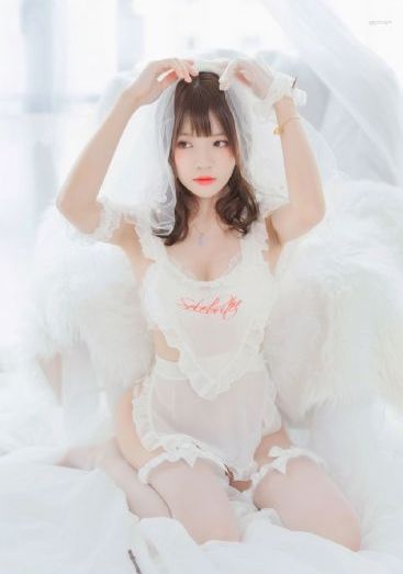 红唇滚滚