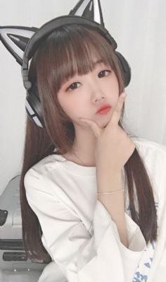 掀起裙子从后面挺进她的身体视频